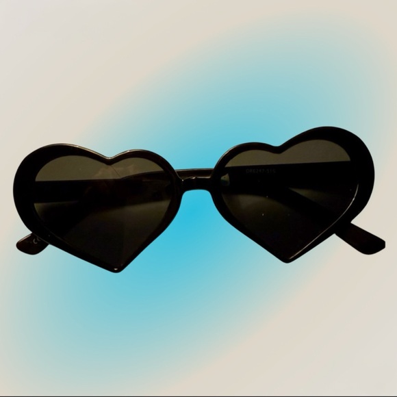 Women’s Black, Retro, Heart-Shaped, Sunglasses - Picture 5 of 5